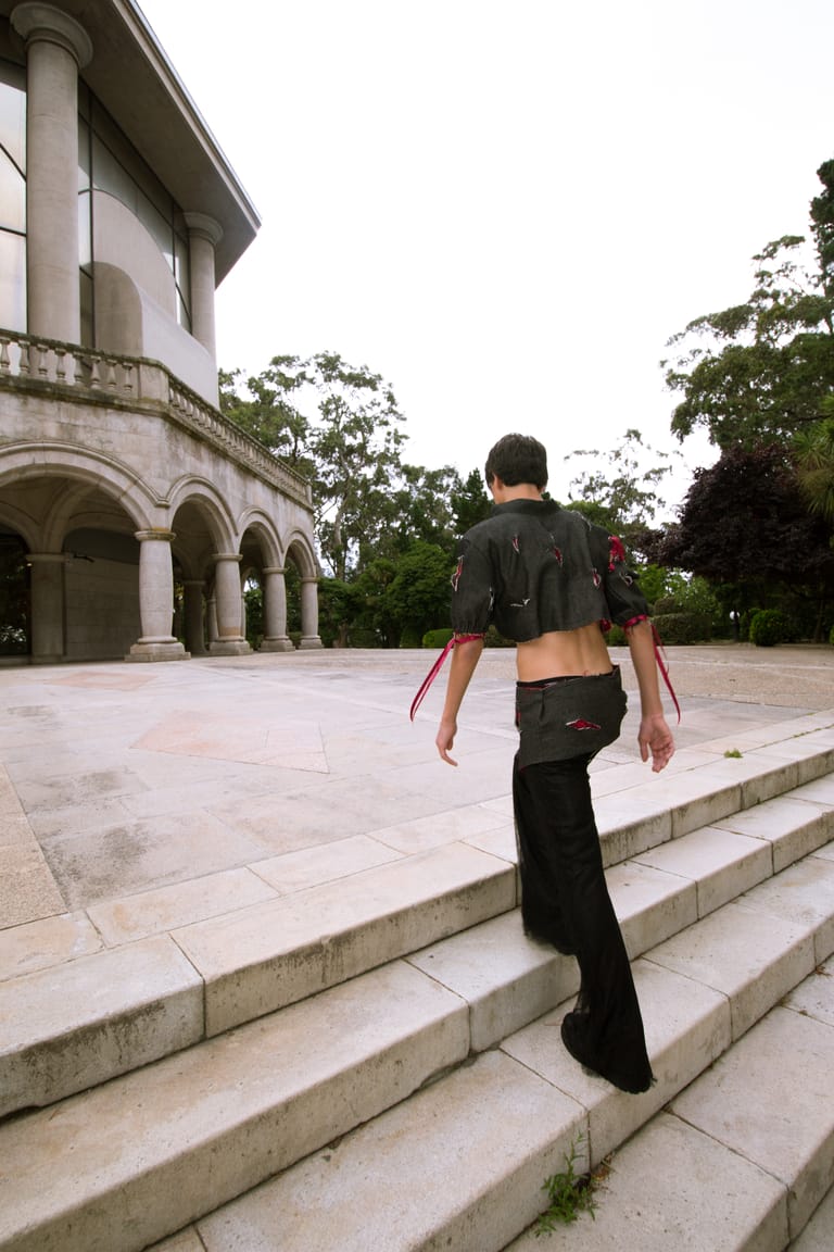 II Acto look seen from behind, walking up the pavilion steps.